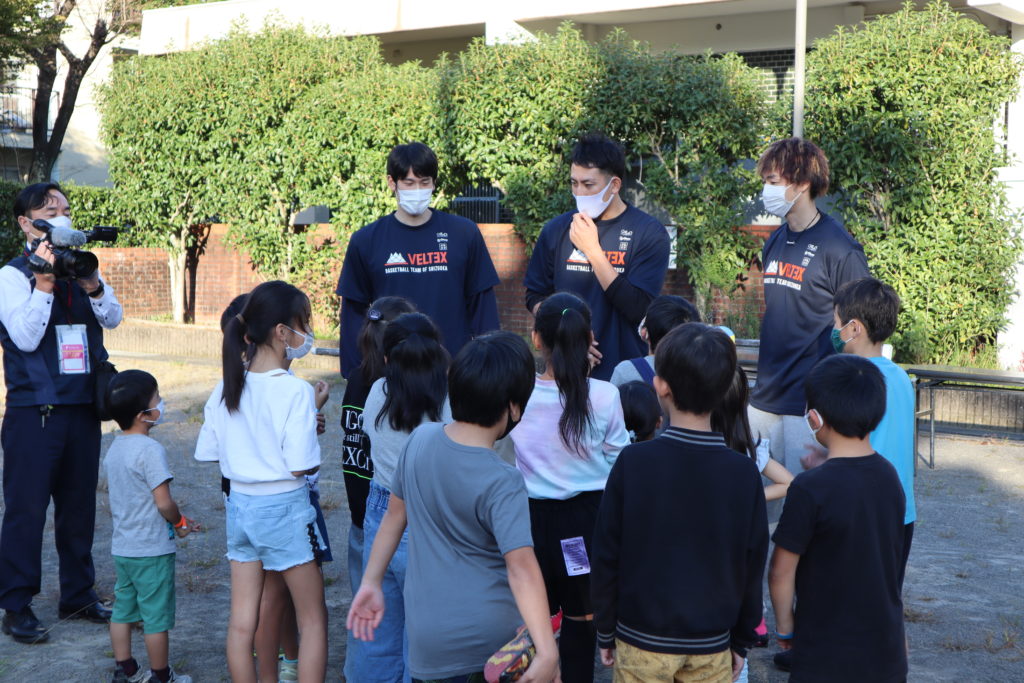 子供達と相談するベルテックス静岡の選手