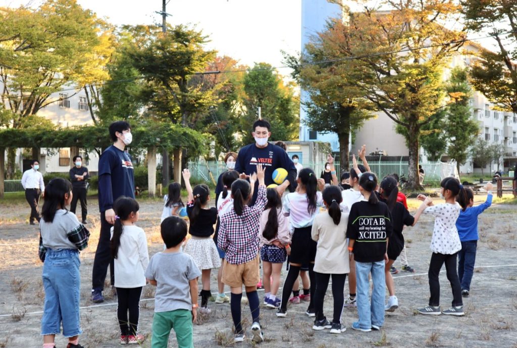 ベルテックス静岡の選手と外遊びを楽しむ子供たち