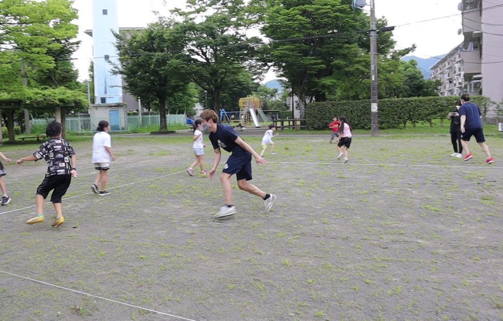 子どもと鬼ごっこをするベルテックス静岡の選手