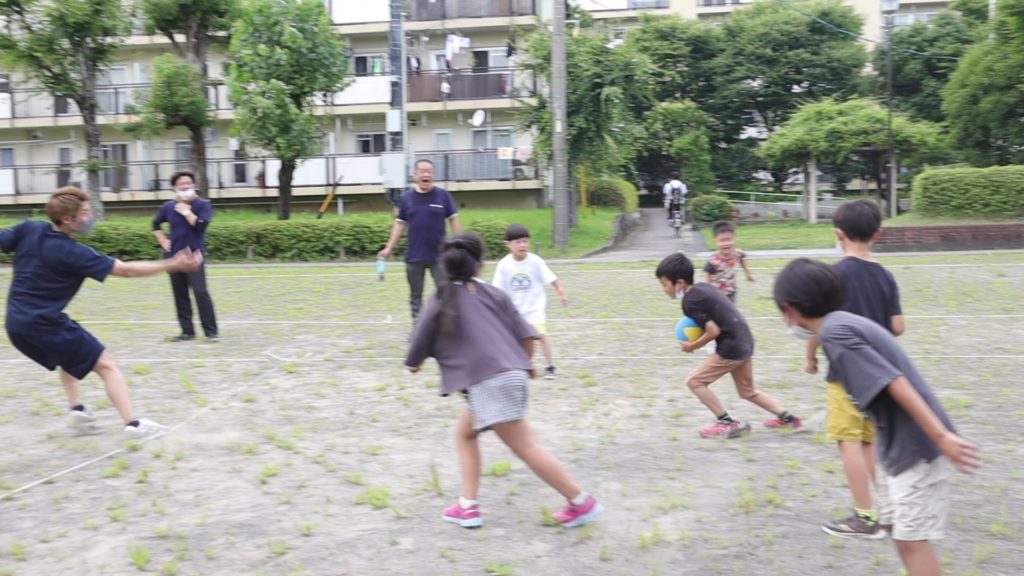 ドッジボールを楽しむベルテックス静岡の選手と子ども達